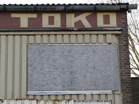 820874 Afbeelding van de geveltekst Toko op een gebouw aan een braakliggend terrein aan de Groeneweg te Utrecht.